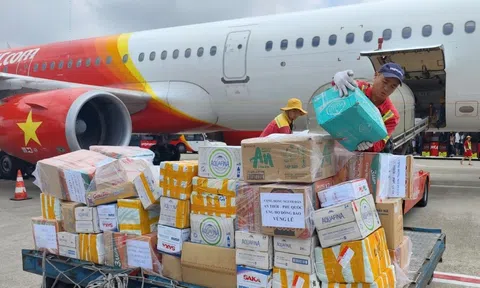 Vietnam Airlines và Vietjet chung tay hỗ trợ người dân vùng lũ