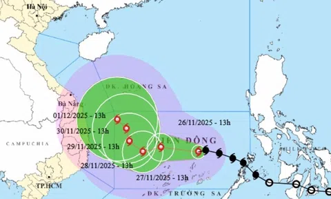 Bão số 15 đổi hướng bất thường, di chuyển chậm và kéo dài nhiều ngày trên Biển Đông