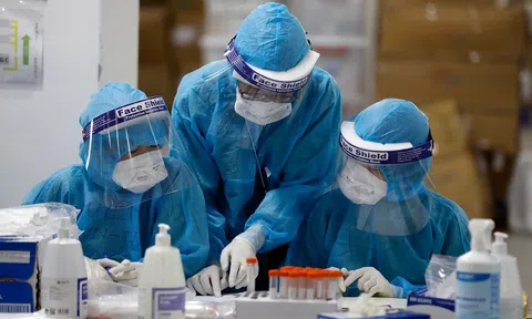 Cán bộ y tế: Cần nâng bậc lương và quyền tự quyết thu nhập