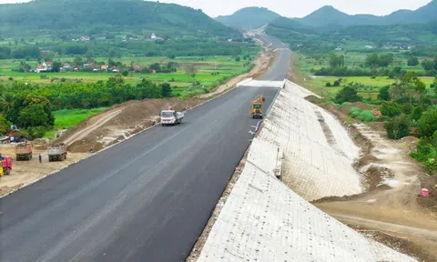 Dồn lực tháo gỡ vướng mắc, thúc tiến độ loạt cao tốc trọng điểm