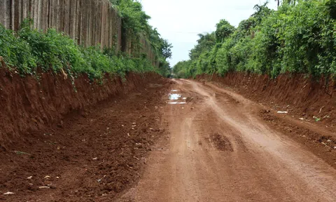 Công trình đường giao thông thi công dang dở bị “xẻ thịt”, lấy đi hơn 2.000m3 đất
