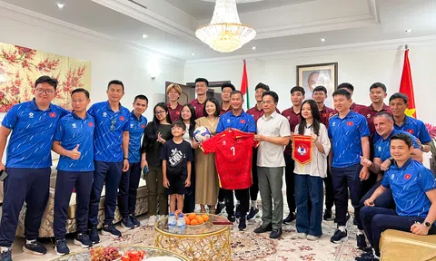 Thầy trò đội tuyển U23 Việt Nam đến thăm Đại sứ quán Việt Nam tại UAE