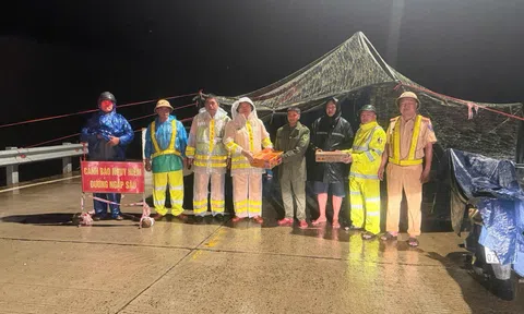 Cảnh sát giao thông Đắk Lắk căng mình cứu dân vùng lũ