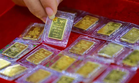 Giá vàng SJC đi ngang bất chấp vàng thế giới lao dốc mạnh