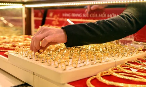 Giá vàng tăng nhanh, tiến về mốc 71 triệu đồng/lượng