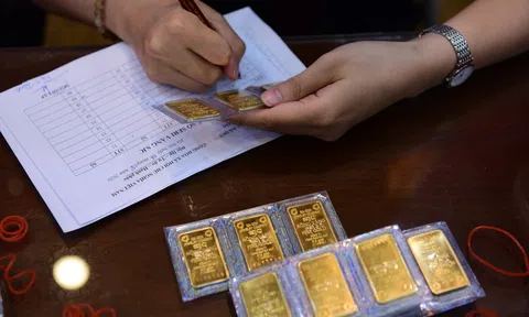 Giá vàng SJC đi ngược chiều thế giới, đồng USD tiếp tục mạnh lên