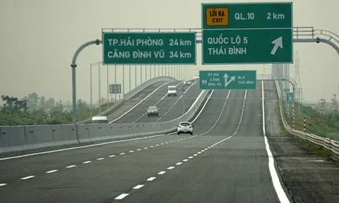 Vắng khách, vận tải đường bộ, đường sắt gặp khó