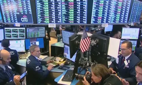 Phố Wall đi lên tuần thứ ba liên tiếp, Dow Jones chạm mức cao kỷ lục mới