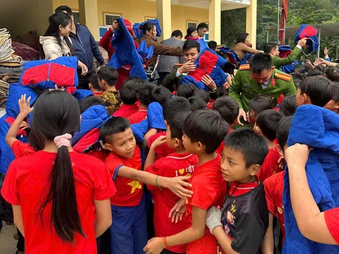 Công an phường Hoàng Mai mang “Mùa đông ấm” đến với đồng bào miền núi xứ Nghệ