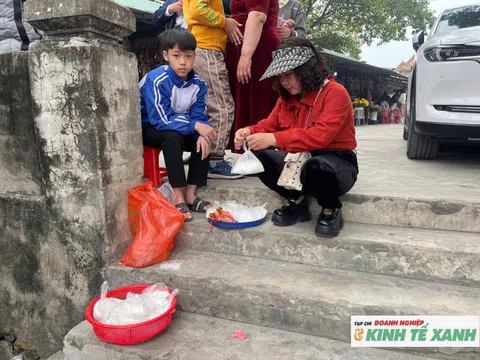 Thu lãi tiền triệu nhờ bán muối dạo ngày đầu năm mới