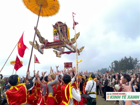 Độc đáo màn “rước kiệu bay” tại ngôi đền linh thiêng bậc nhất xứ Nghệ