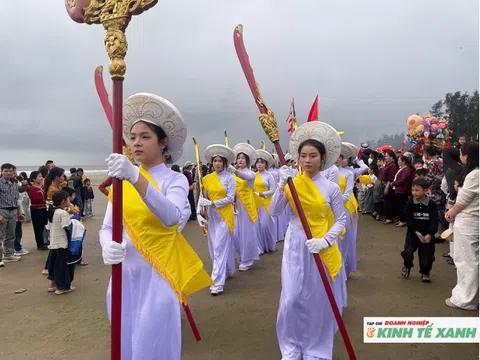 Ấn tượng cảnh 23 Nữ quan cầm đao, bảo kiếm thực hiện nghi lễ rước kiệu tại lễ hội đền Cờn