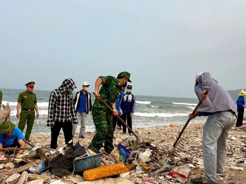 Hơn 500 người ra quân làm sạch biển, sẵn sàng đón mùa du lịch 2026