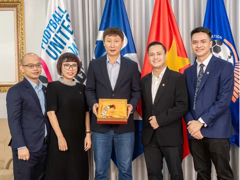 PNJ, báo Tuổi Trẻ tặng HLV Kim Sang Sik huy chương làm từ 33 chỉ vàng 24K