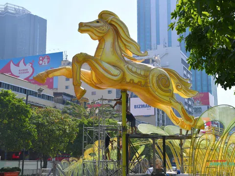 Linh vật ngựa khổng lồ dần lộ diện tại Đường hoa Nguyễn Huệ Tết Bính Ngọ 2026