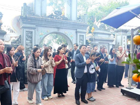 Đông đảo du khách về đền Chợ Củi cầu may đầu năm mới