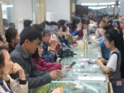 Hà Tĩnh: Người dân tấp nập đi mua vàng ngày vía Thần Tài