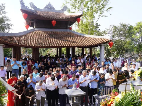 Hàng ngàn du khách về dâng hương tưởng niệm Đại danh y Hải Thượng Lãn Ông Lê Hữu Trác