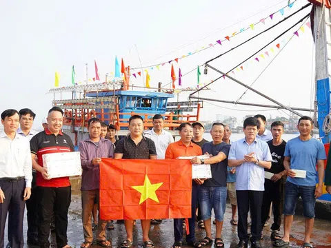 Quảng Trị: Phó Chủ tịch UBND tỉnh Lê Văn Bảo thăm, động viên ngư dân ra khơi đầu năm Bính Ngọ 2026