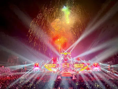 Quảng Ninh: Người dân mãn nhãn với màn pháo hoa chào đón năm mới