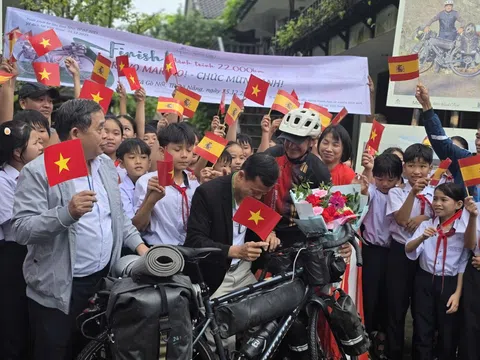 “Hành trình mang giọt nước về Việt Nam”: Lan tỏa yêu thương vì bệnh nhân ung thư nghèo