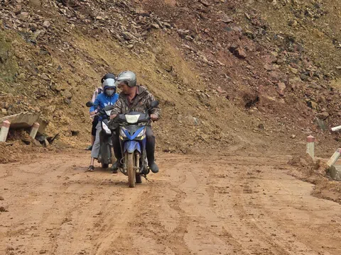 Đà Nẵng: Khẩn trương khắc phục sạt lở đường đèo Đá Đen, đảm bảo an toàn đi lại cho người dân dịp Tết