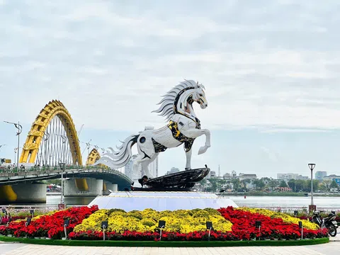 Rực rỡ sắc Xuân Bính Ngọ: Người dân và du khách hào hứng "check-in" đường hoa Đà Nẵng 2026