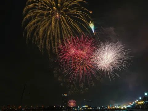 Người dân và du khách hòa mình vào đêm pháo hoa Xuân Bính Ngọ ở Đà Nẵng