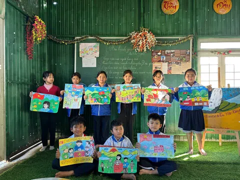 Quảng Ngãi: Học sinh đồng bào Xơ Đăng vẽ tranh cổ động bầu cử