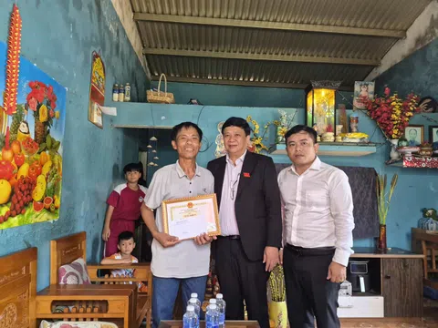 Người đàn ông dũng cảm lao xuống biển cứu hai trẻ nhỏ giữa sóng to