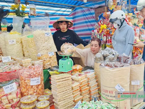 Cần Thơ: Thị trường bánh kẹo nhộn nhịp khi Tết cận kề