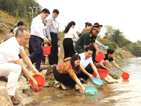 Xã Bắc Mê phát động thả cá giống trên sông Gâm: Tái tạo nguồn lợi thủy sản gắn với sinh kế bền vững