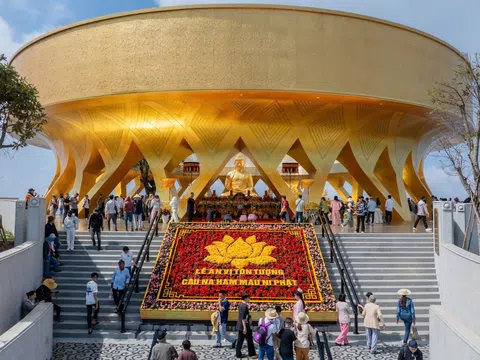 Từ truyền thuyết “cơn mưa vàng” đến tượng Phật Câu Na Hàm Mâu Ni trên núi Bà Đen