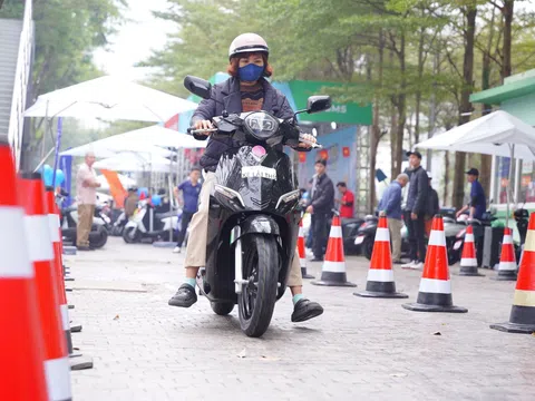 Đổi xăng lấy điện: Người dân Hà Nội xếp hàng “chia tay” xe máy xăng