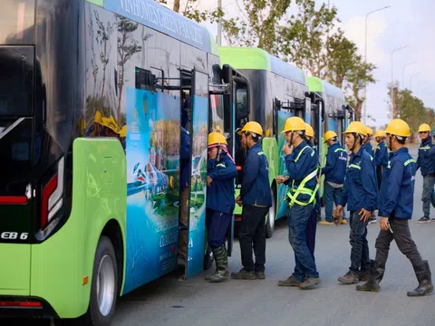 Phúc lợi thiết thực tại VinCons: Công nhân được đưa đón bằng xe buýt điện