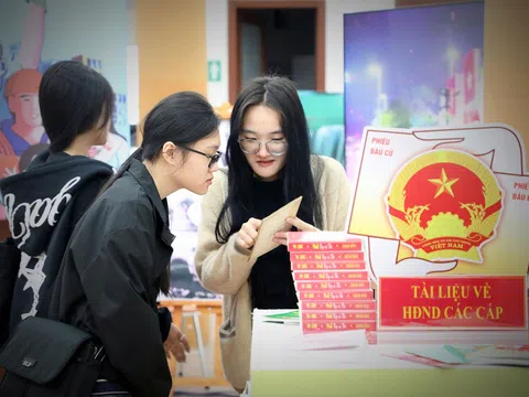 Hàng trăm hình ảnh, tài liệu về bầu cử được trưng bày tại Thư viện TP Huế