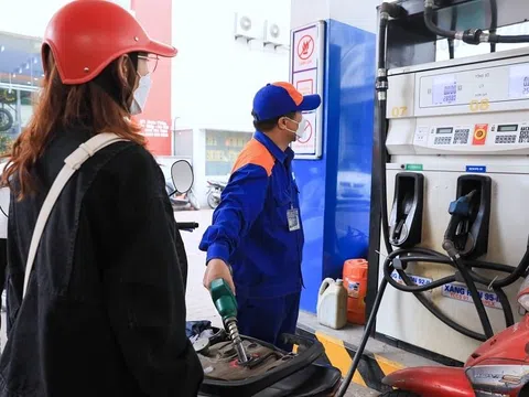 Xăng tiếp tục hạ nhiệt, RON95 lùi sát 19.000 đồng mỗi lít