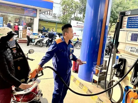 Bộ Công Thương cảnh báo doanh nghiệp xăng dầu không được găm hàng khi thị trường biến động