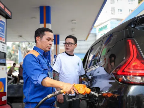 Giá xăng giảm sâu hiếm thấy sau quyết định hạ thuế đồng loạt