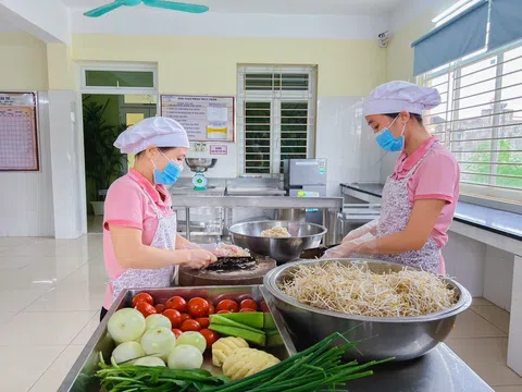 Hà Nội siết chặt toàn diện quy trình bữa ăn bán trú, ưu tiên kiểm soát an toàn thực phẩm trong trường học