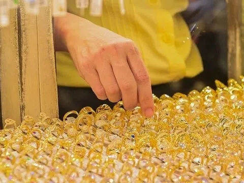 Giá vàng đảo chiều giảm ngay đầu tuần, áp lực từ thị trường quốc tế gia tăng