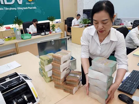 Áp lực thanh khoản đẩy lãi suất liên ngân hàng vượt mốc 10%