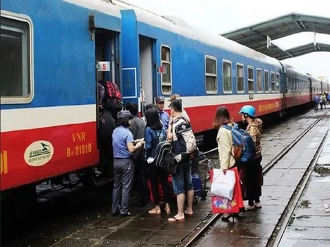 Phục vụ cao điểm Tết: Đường bộ, đường sắt vẫn "đìu hiu", hàng không khởi sắc