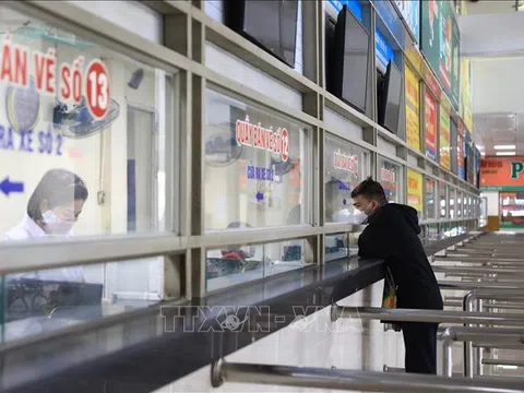 Hàng không đông đúc, bến tàu, xe khách đìu hiu ngày cận Tết