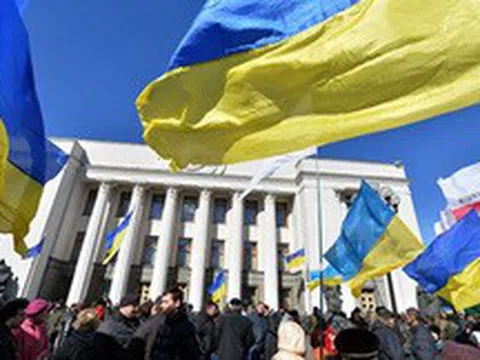Fitch hạ bậc xếp hạng triển vọng nợ dài hạn của Ukraine