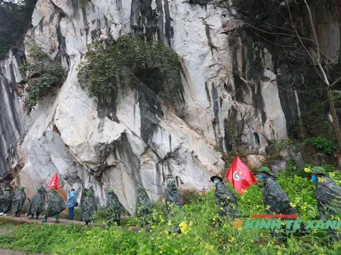 Hơn 100 người tham gia chương trình du lịch trải nghiệm “Hành quân theo bước chân anh” tại Hà Giang