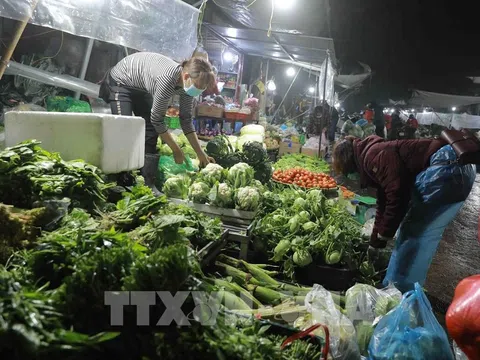 Xăng tăng kéo giá các mặt hàng thực phẩm và rau xanh tăng theo