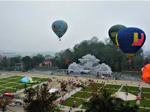 Lễ hội Khinh khí cầu quốc tế lần I tại Tuyên Quang thu hút hàng nghìn người tham dự