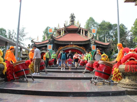 Du khách thành kính dâng hương tưởng niệm các Vua Hùng tại Khu Du lịch Suối Tiên