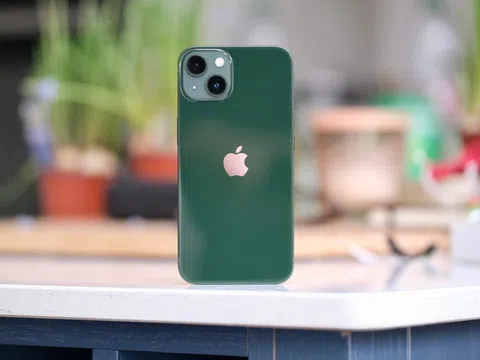 Cận cảnh iPhone 13 màu xanh lá sẽ lên kệ hàng tại Việt Nam vào tuần này